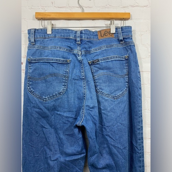 Lee Heritage Jeans Women’s Size 14M Blue Medium Wash Distressed Straight Leg - Picture 5 of 8